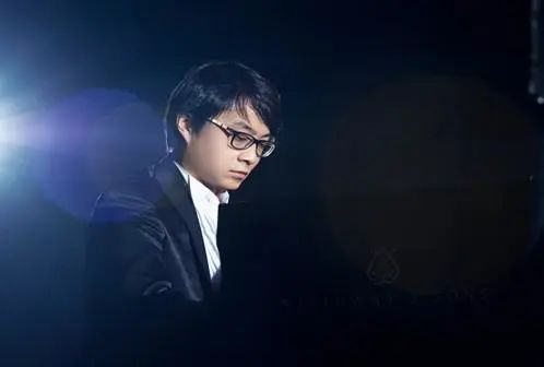 宋思衡的“宅抗疫” | 挑战主播、筹集口罩、闭关作曲，这位取消了20场演出的钢琴家原来这么忙！